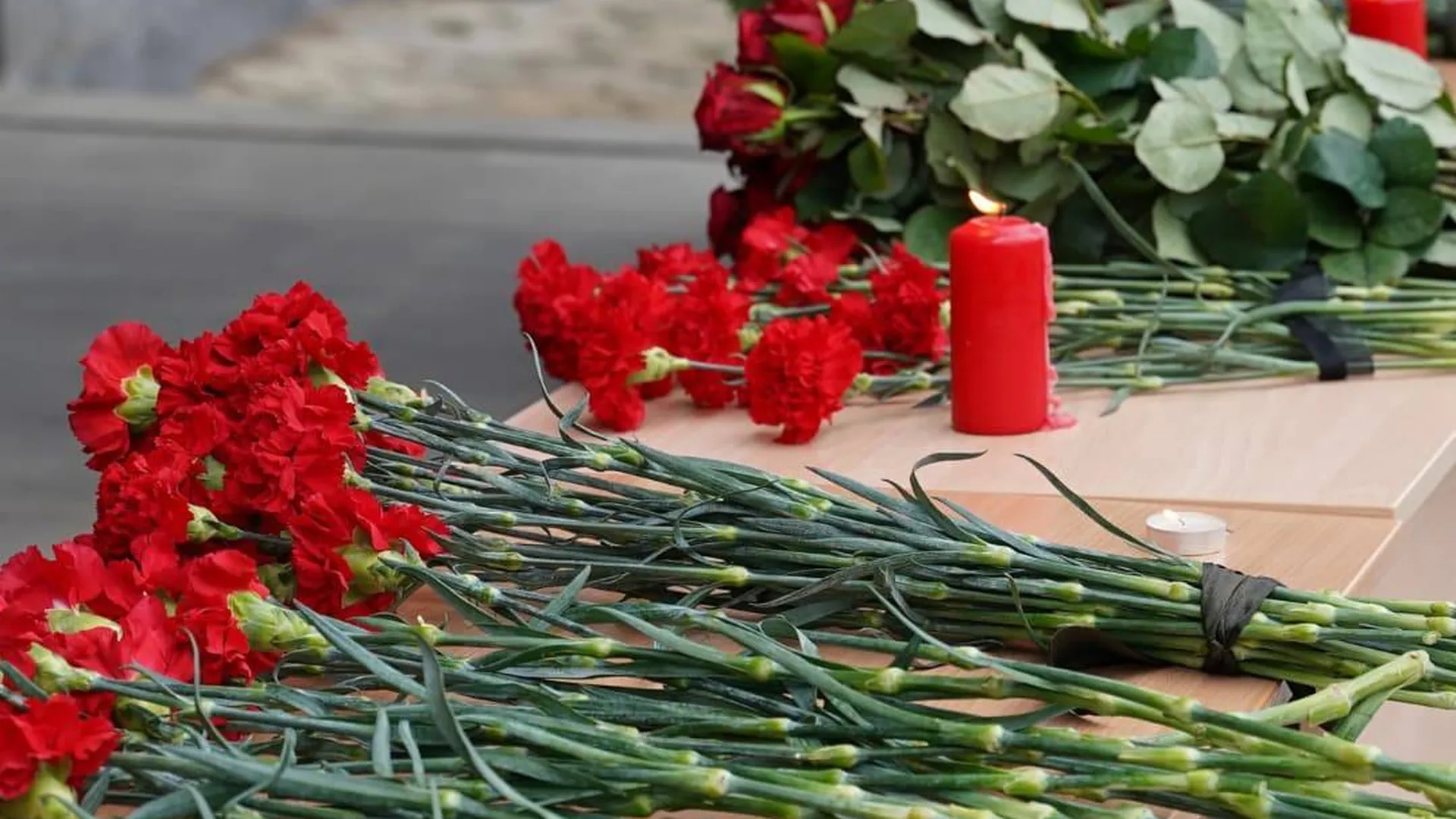 Стихийный мемориал появился у дома убитой девочки в Вологде