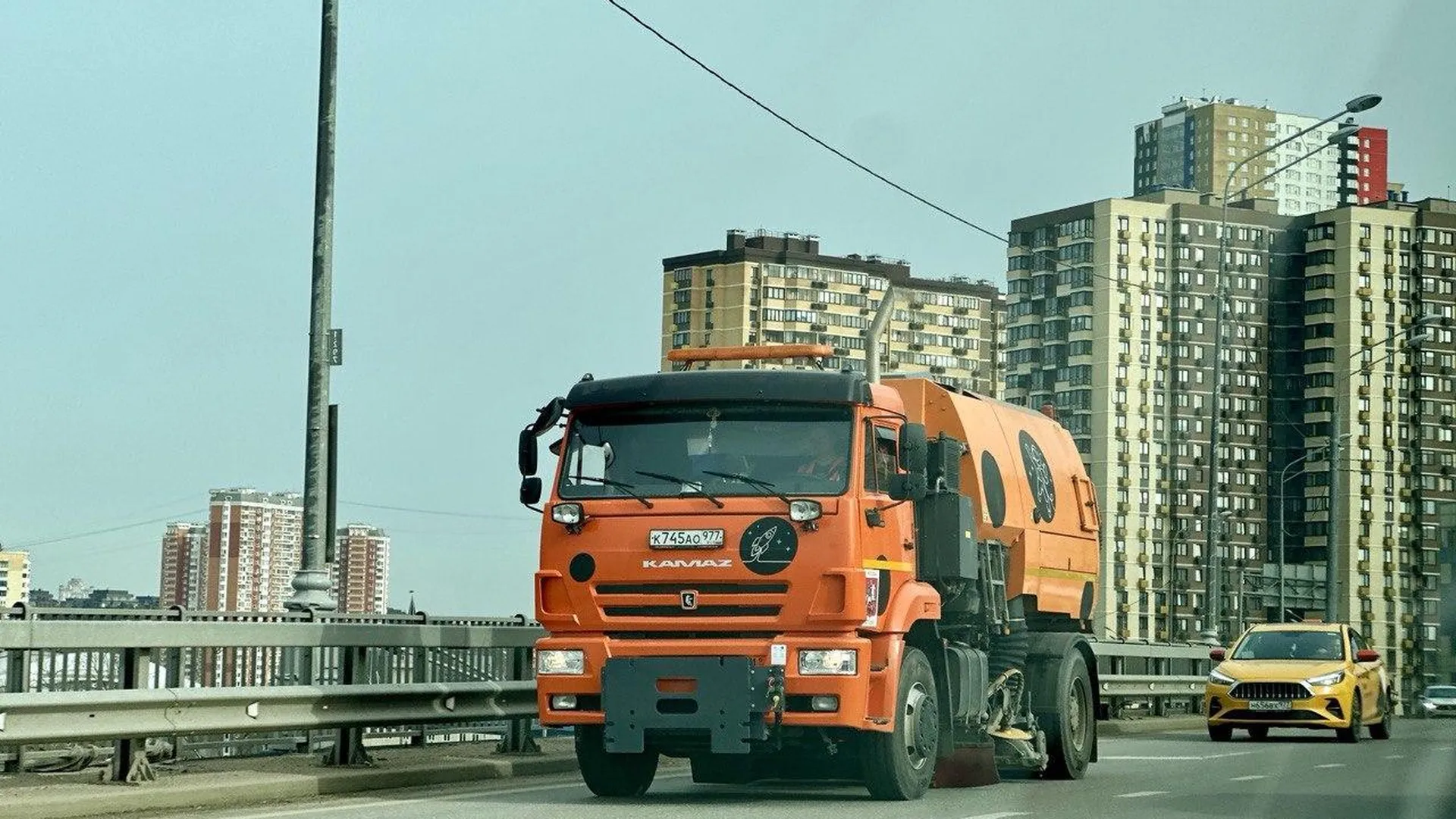 В весенней уборке автомобильных дорог Красногорска задействованы 23 единицы техники