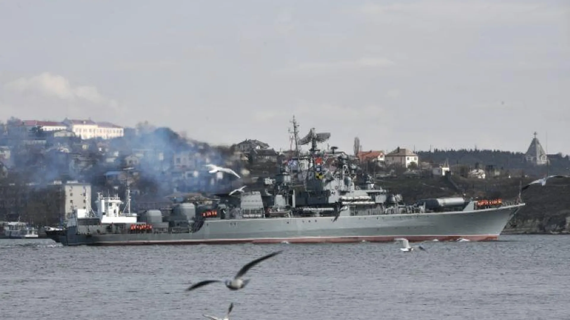 Громкие звуки в Севастополе объяснили тренировкой флота