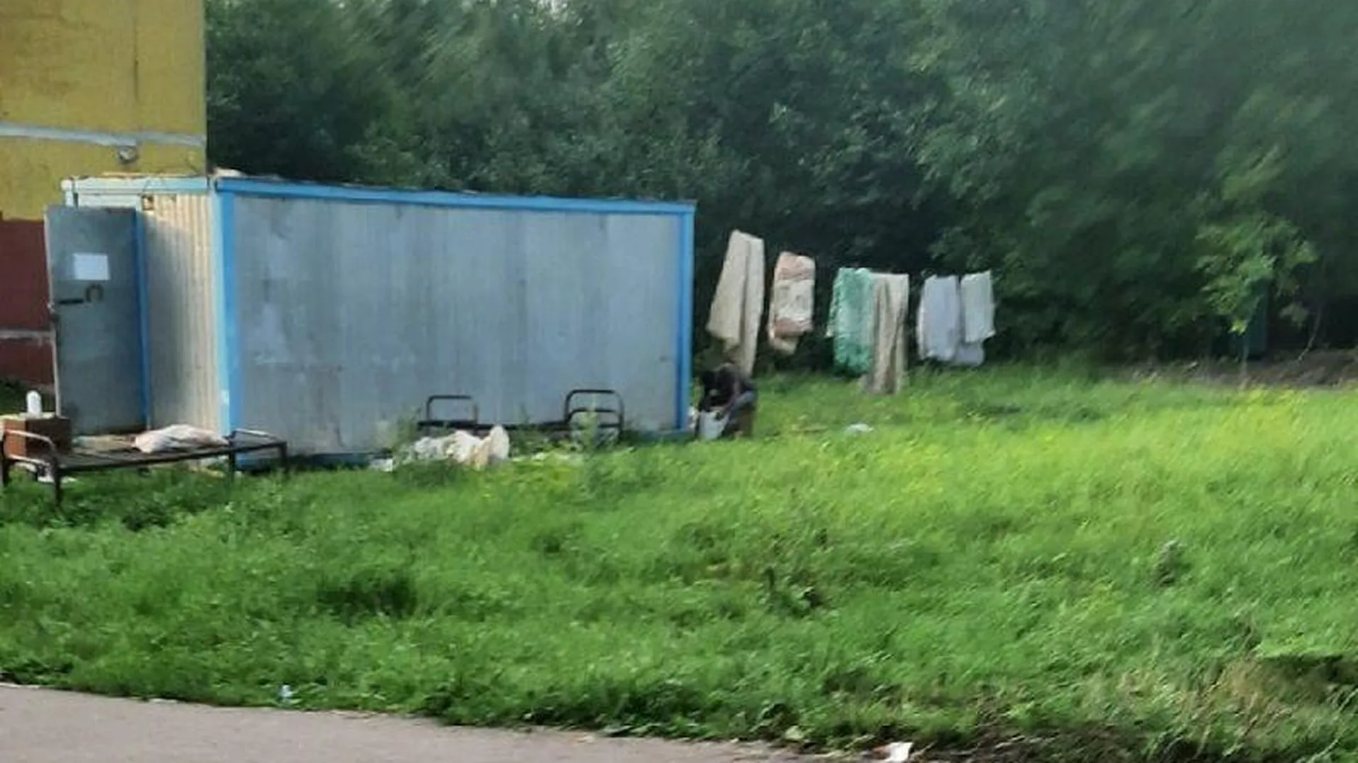 Рабочие, поселившиеся прямо во дворе, насторожили жителей Волоколамска