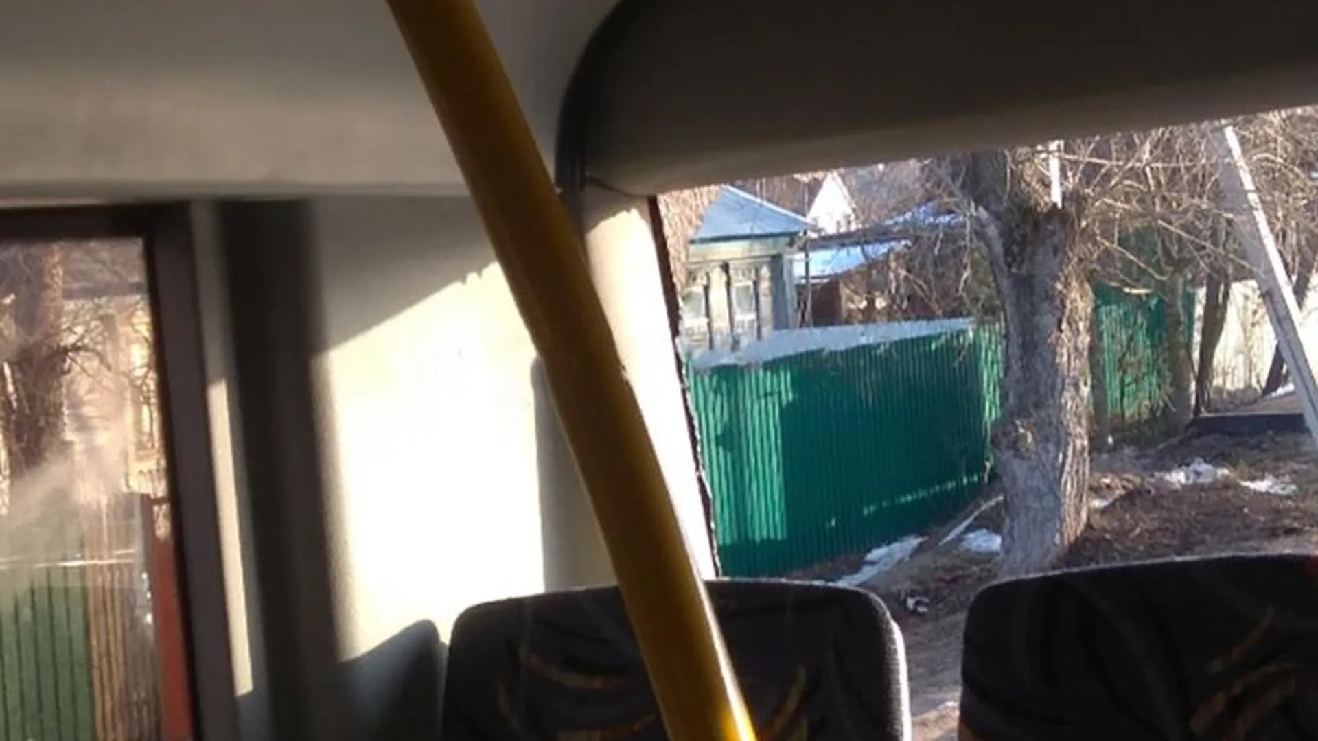 С ветерком: автобус без заднего стекла возит пассажиров в Голицыно