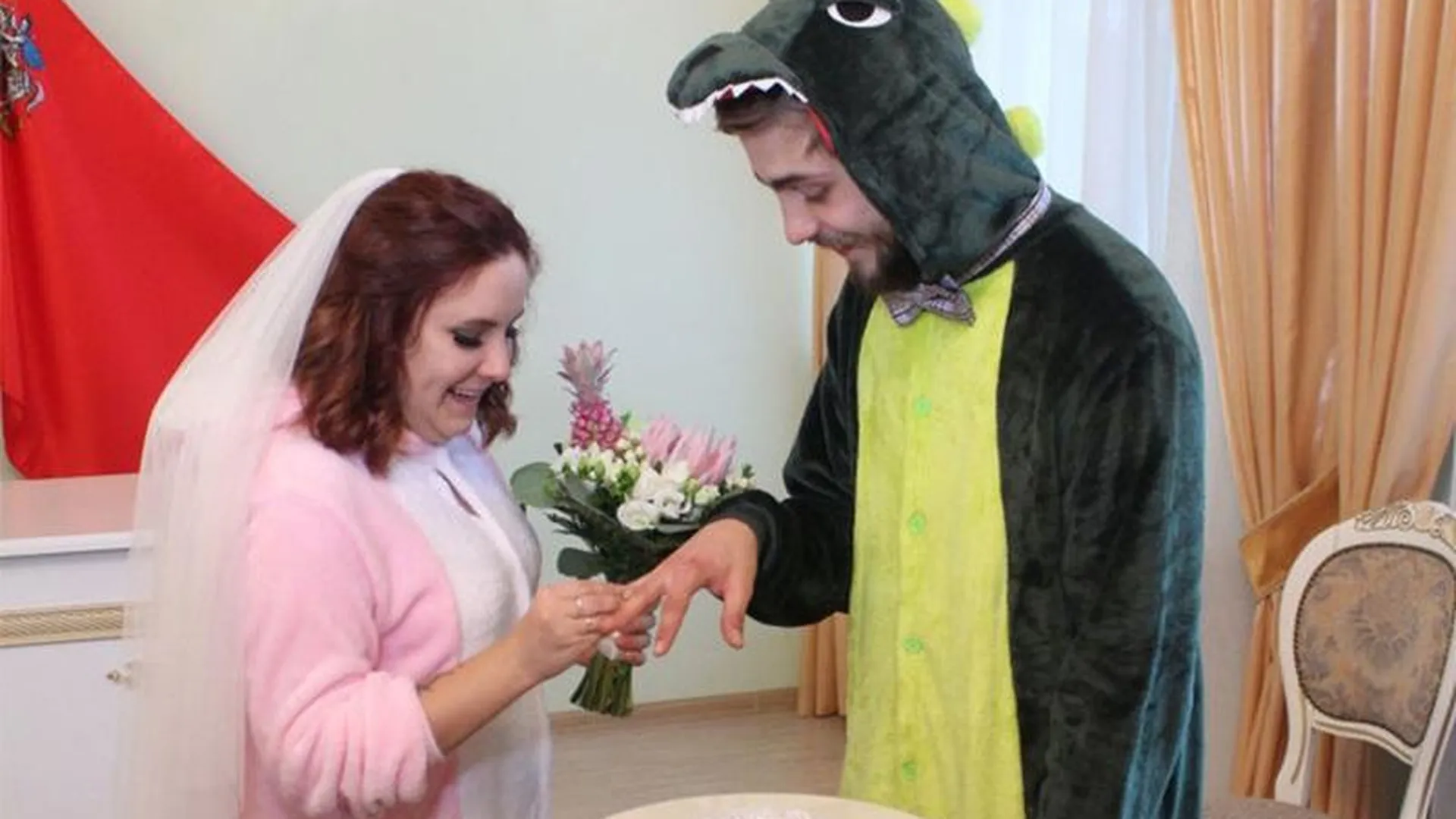 Динозавры и рокеры: жители Подмосковья предпочитают костюмированные свадьбы