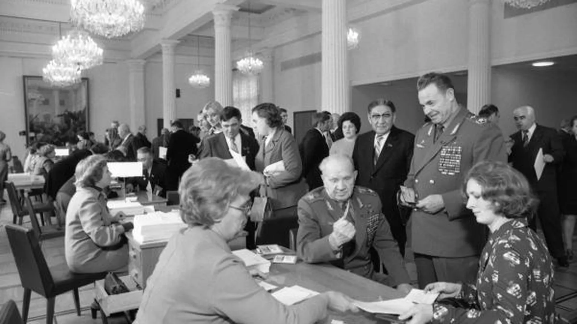 Внеочередная, седьмая, сессия Верховного Совета СССР девятого созыва (4-7 октября 1977 года), посвященная принятию новой Конституции СССР («брежневской»), пришедшей на смену «сталинской» Конституции 1936 года