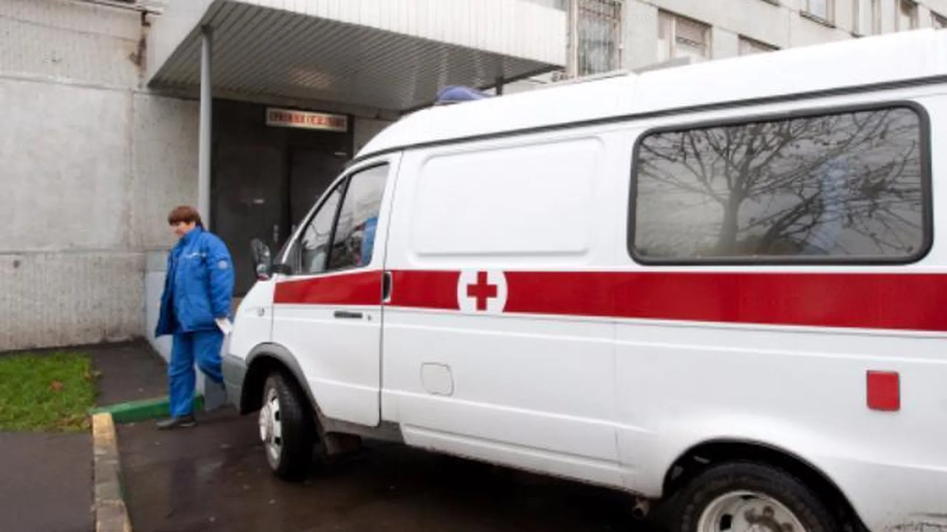 Врача госпитализировали после столкновения «скорой» с грузовиком в МО