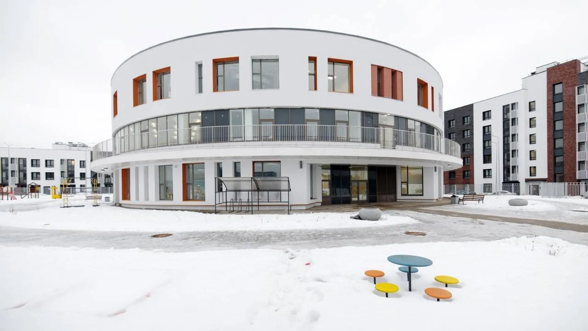Новый детский сад в форме цилиндра построили в подмосковном Подольске