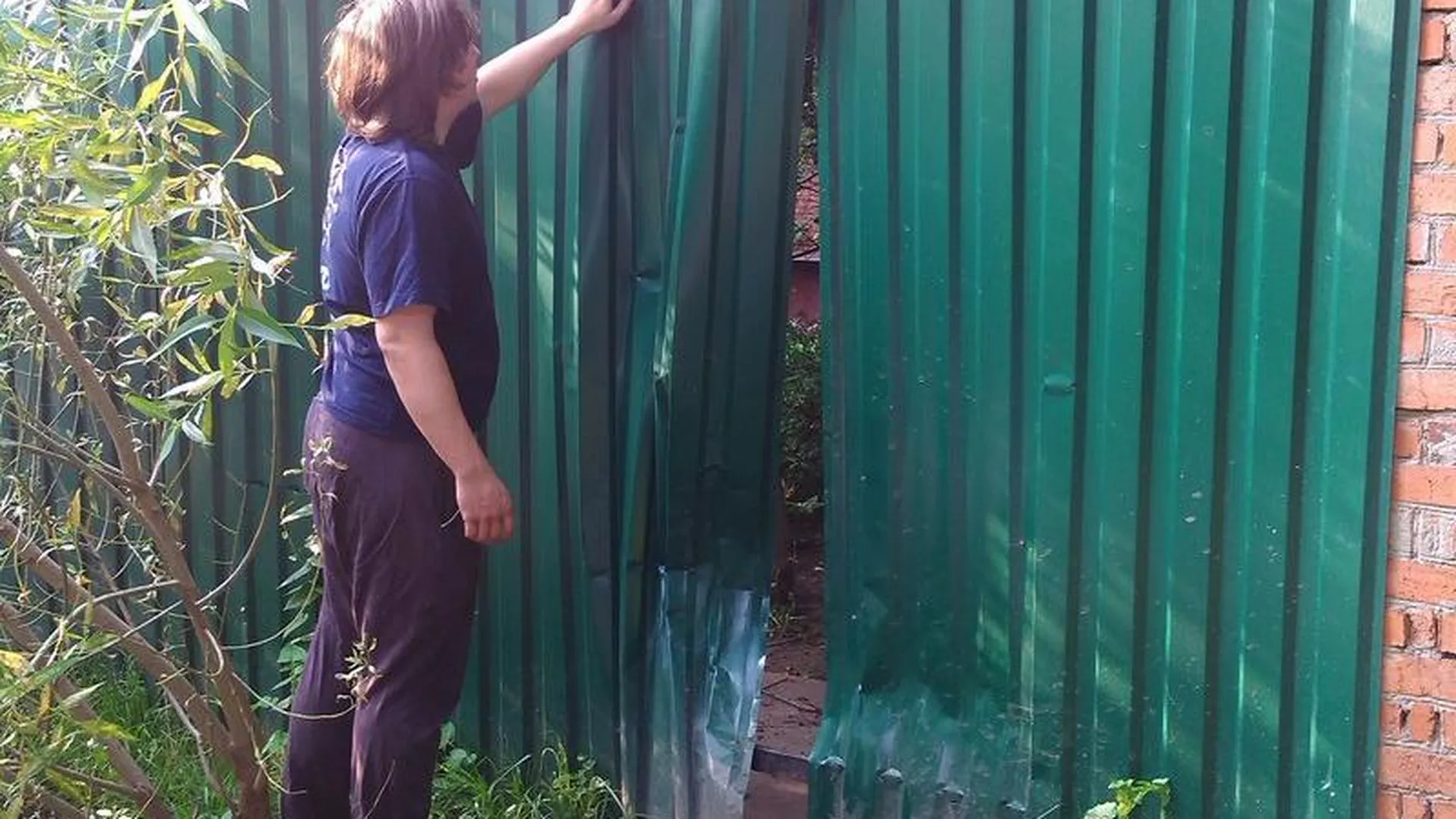 Жительница Пушкина, чей забор протаранили на машине, советует частникам ставить камеры видеонаблюдения
