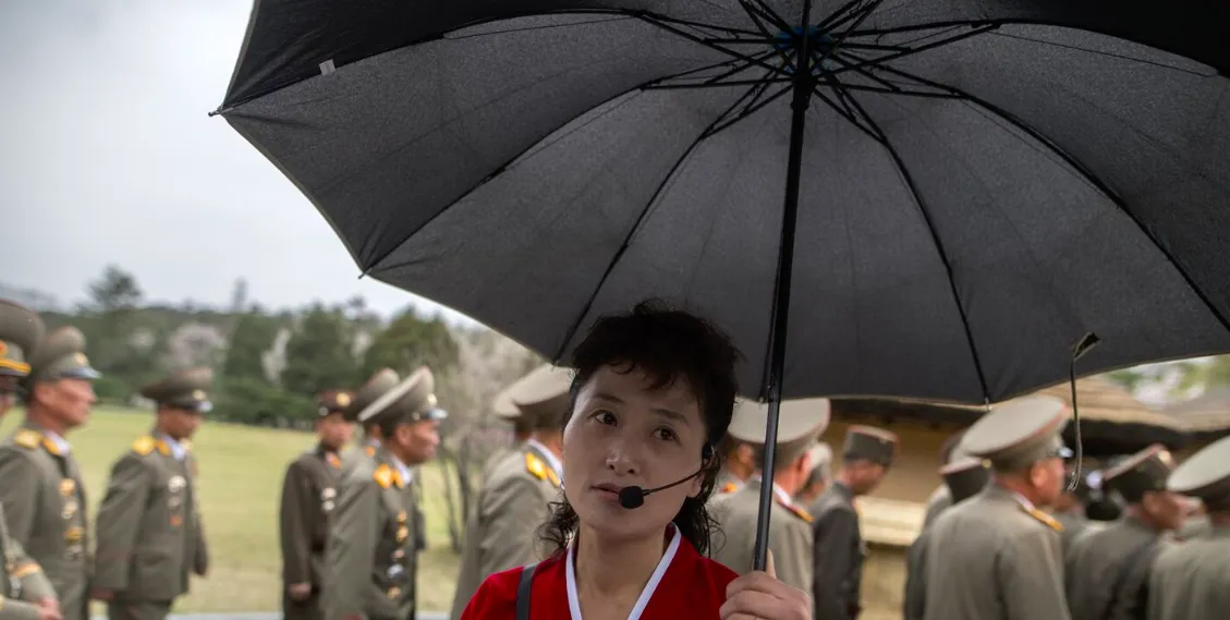 Экскурсовод на территории музея Ким Ир Сена в Мангендэ в провинции Пхеньяна