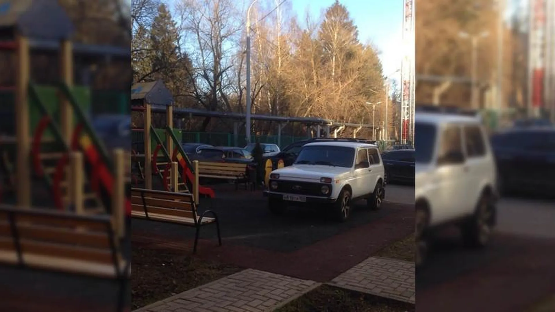 Водитель припарковал машину на детской площадке в Химках