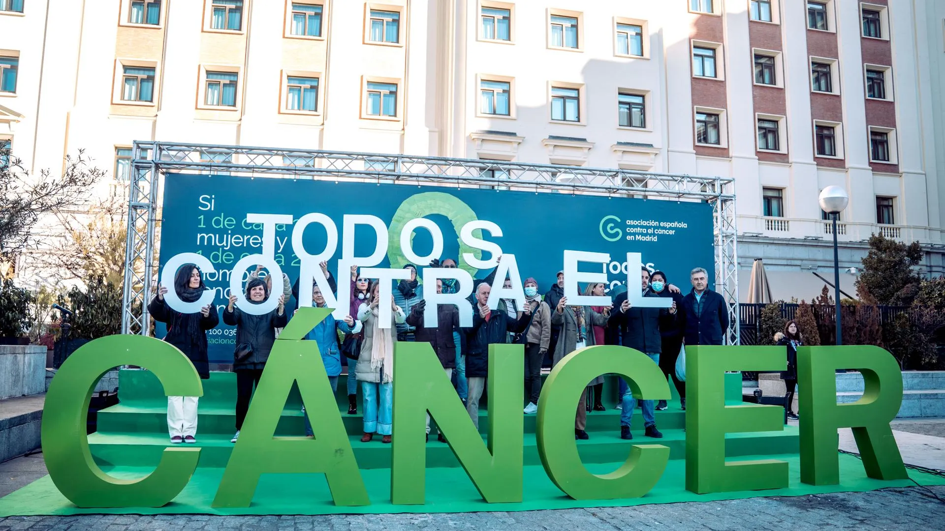 Волонтеры во время мероприятия, посвященному Всемирному дню борьбы против рака, Испания. Надпись: «Все вместе против рака». Фото: Gabriel Luengas / Keystone Press Agency