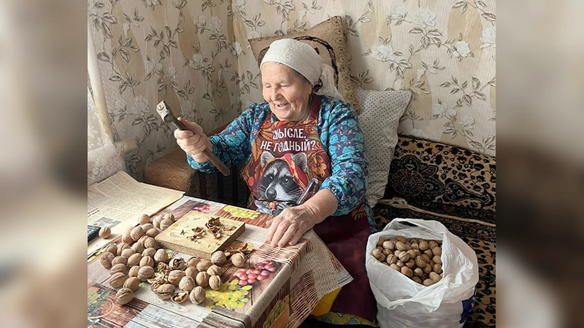 Бабушки из казачьей станицы колют по мешку орехов в день и шьют трусы для солдат