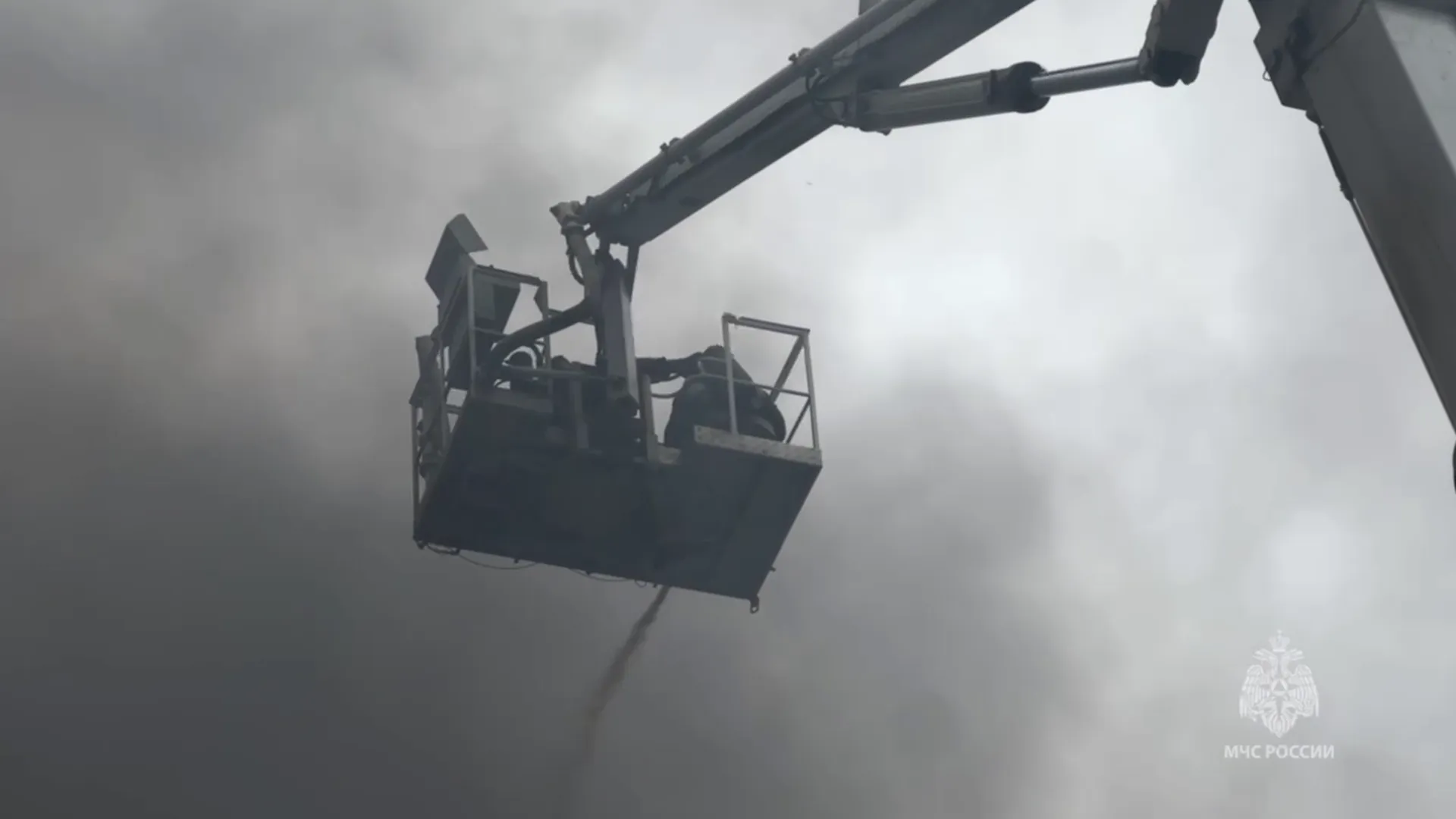 Спасатели ликвидировали открытое горение на пожаре в Екатеринбурге