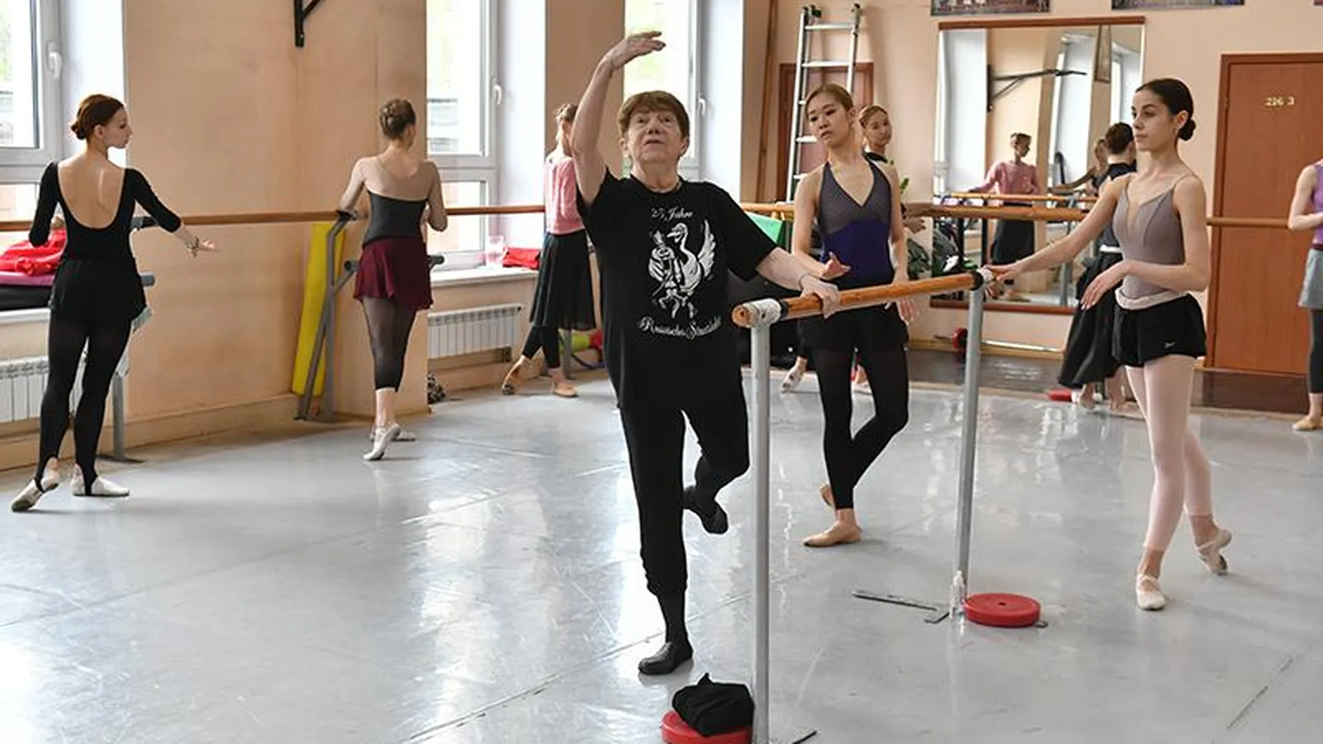 Рыцарь на пуантах: в 80 лет педагог «Русского балета» дает фору 20-летним балеринам