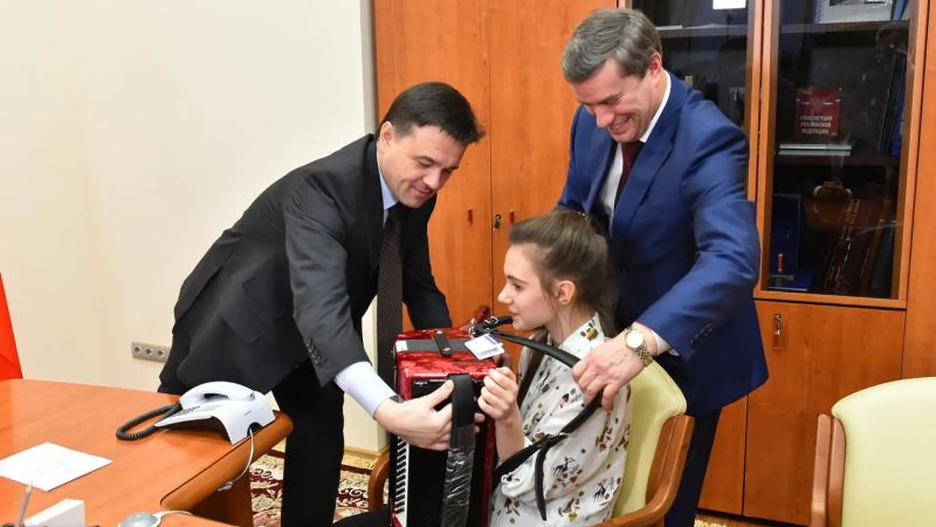 Воробьев подарил девочке-музыканту из Наро-Фоминска новый аккордеон