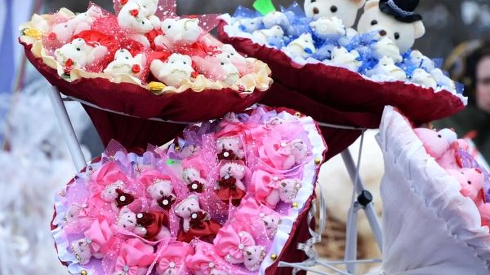 Цветы, духи и конфеты дарили на День влюбленных в Подмосковье