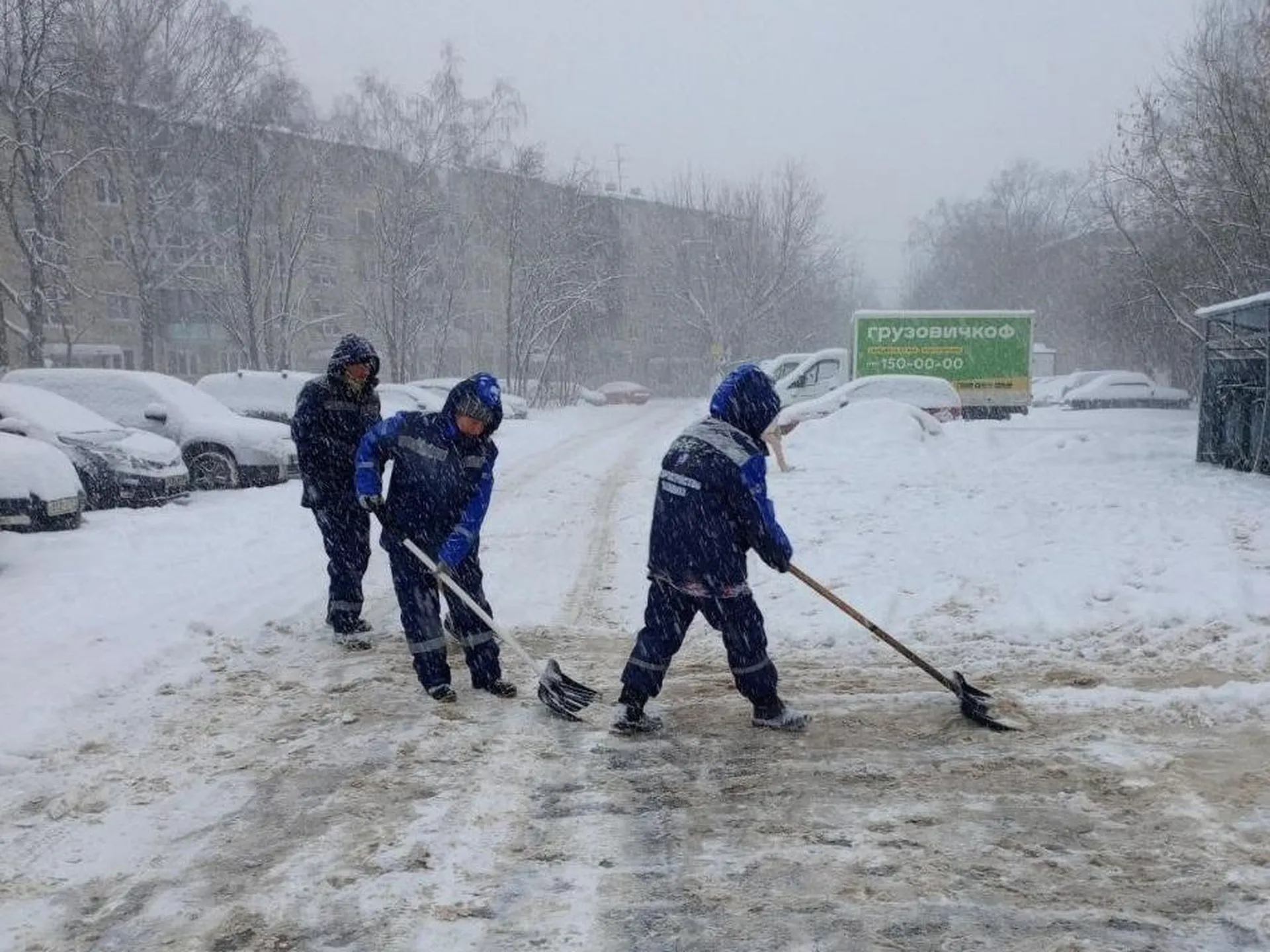 Коммунальщики Подмосковья будут разгребать снежные завалы от циклона «Ваня» все выходные