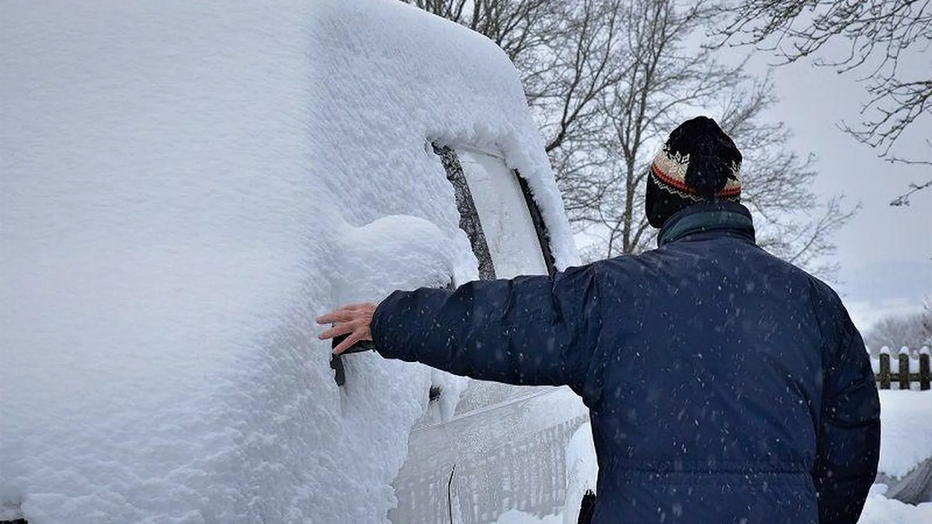 Автовладелец в Егорьевске соорудил снежные баррикады, чтобы насолить занявшим парковочное место соседям