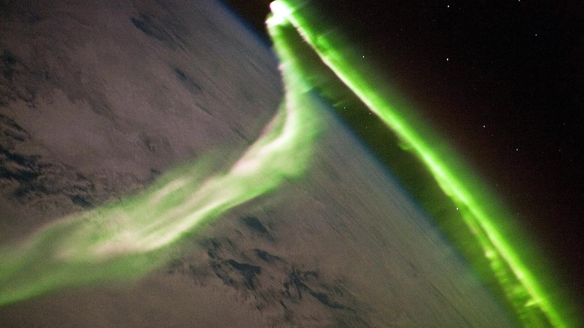 Полярное сияние во время геомагнитной бури, фото с борта МКС 24 мая 2010 года