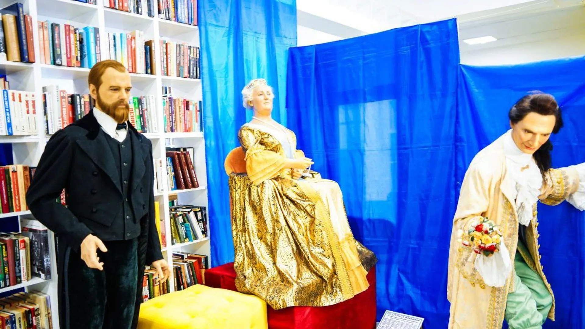 В Шатурской библиотеке открылась выставка восковых фигур