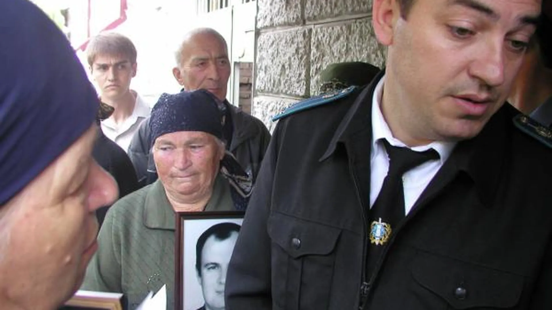 У здания Верховного суда Северной Осетии во Владикавказе, где проходят слушания по уголовному делу в отношении единственного оставшегося в живых террориста Нурпаши Кулаева