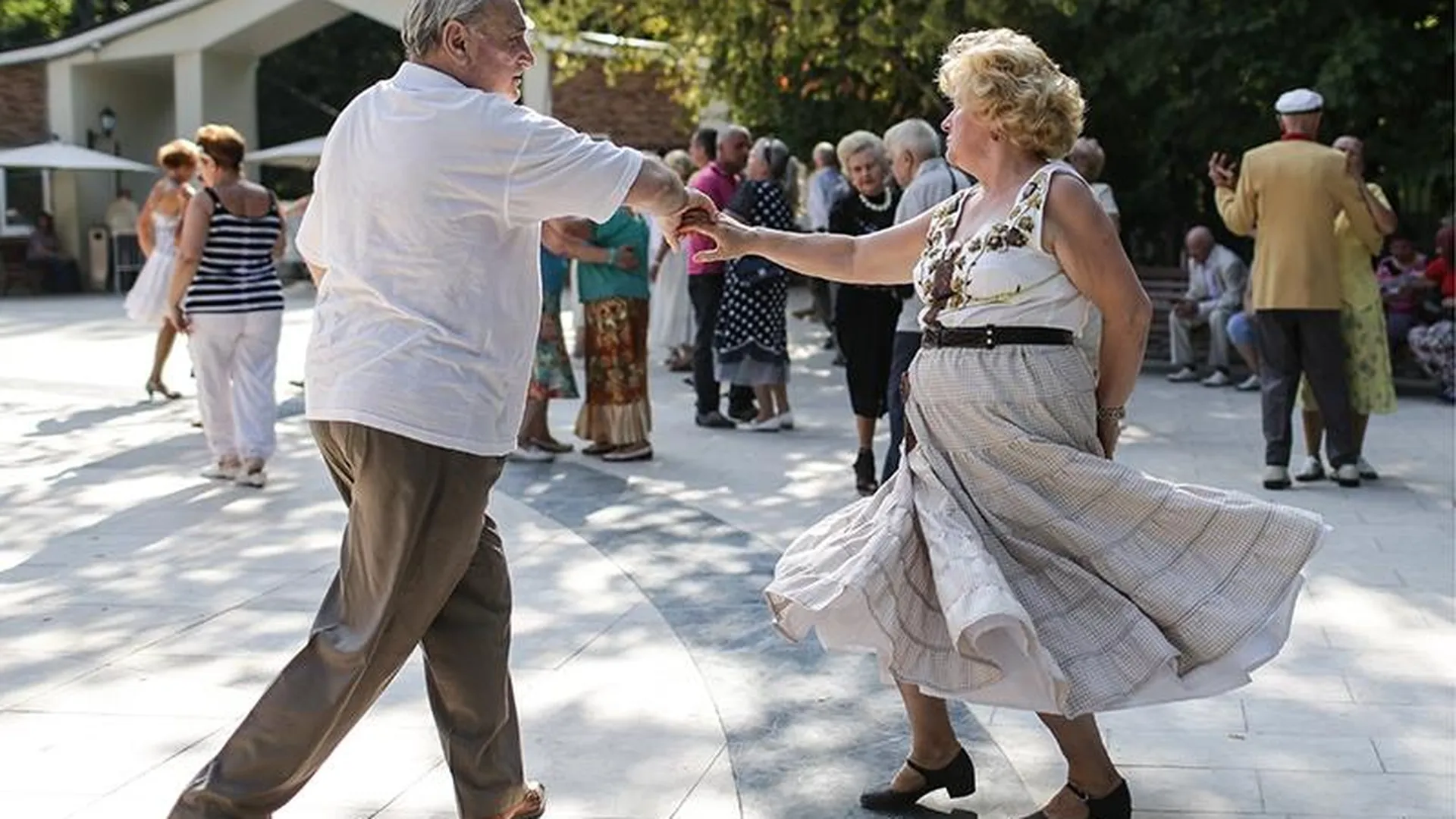 Танцуй, пока пожилой: акция «Танцы в парках» пользуется популярностью у пенсионеров МО