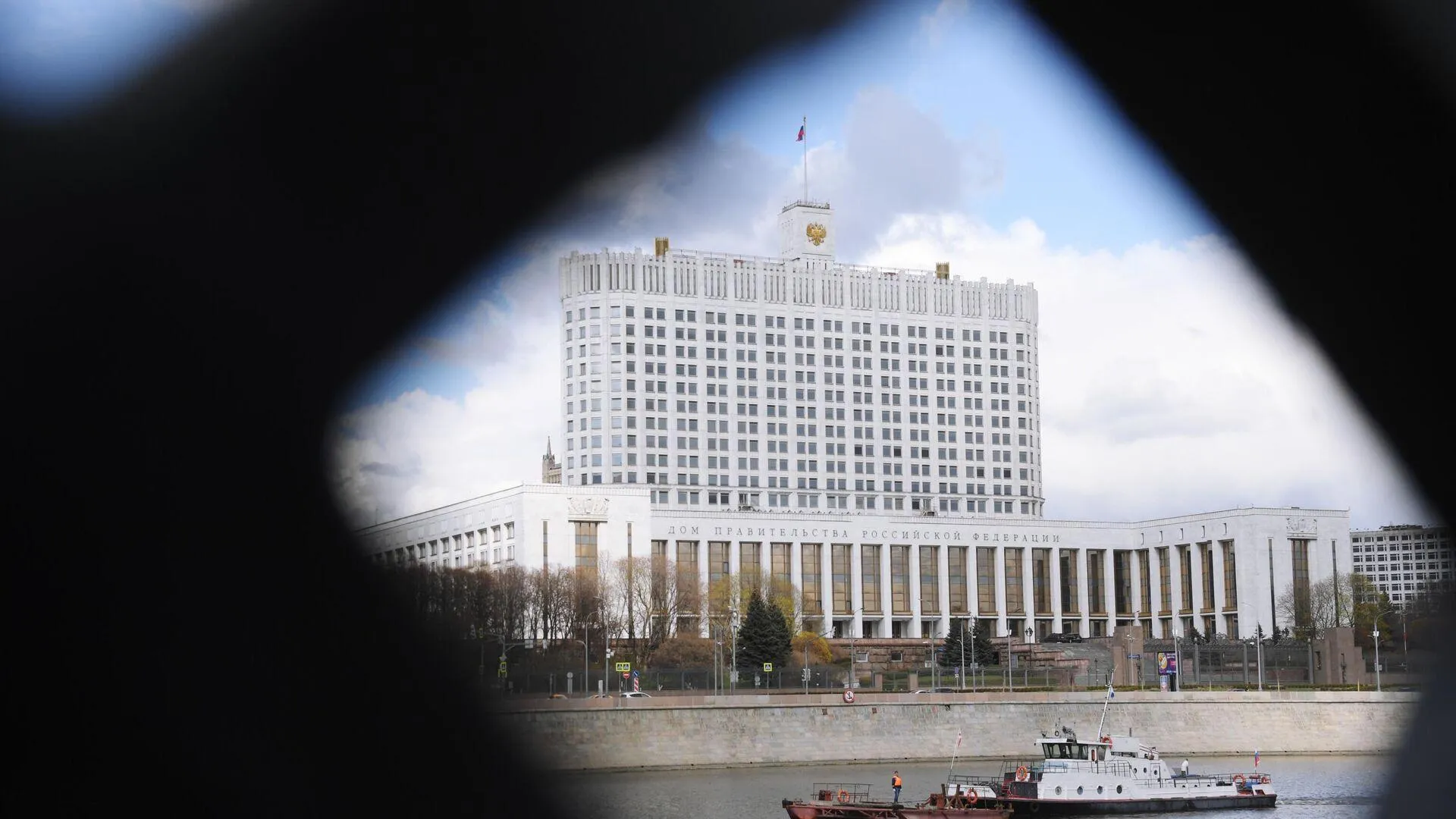 Российских чиновников не пустят в Дом Правительства без масок