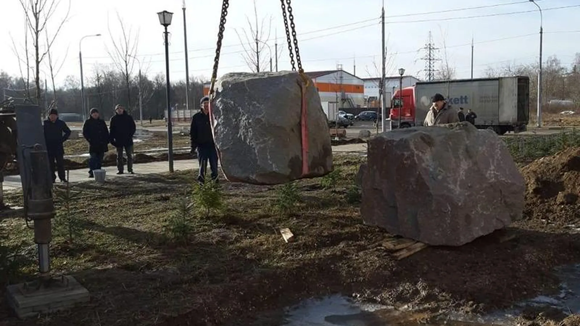 Глыбы из Минска и Бреста привезли для «Сада камней» в Подольске
