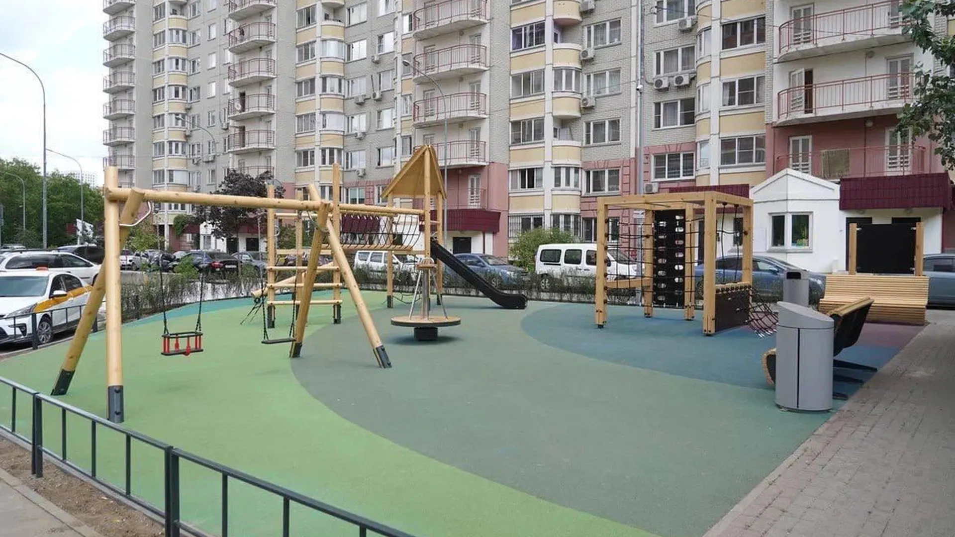 В подмосковных Котельниках установили безопасные детские игровые комплексы