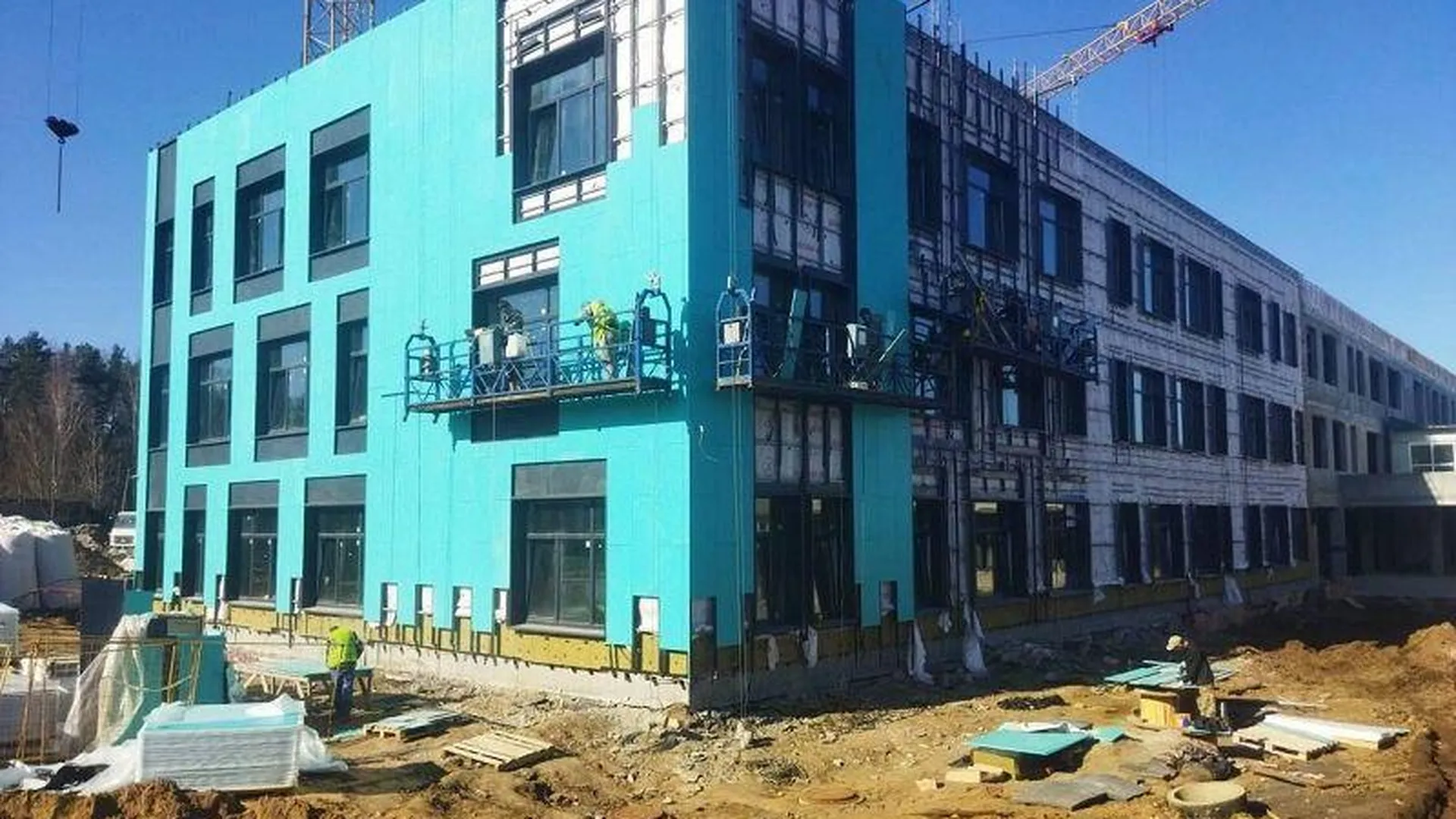 Строители приступили к устройству фасадов нового корпуса «Власовской школы» в Раменском