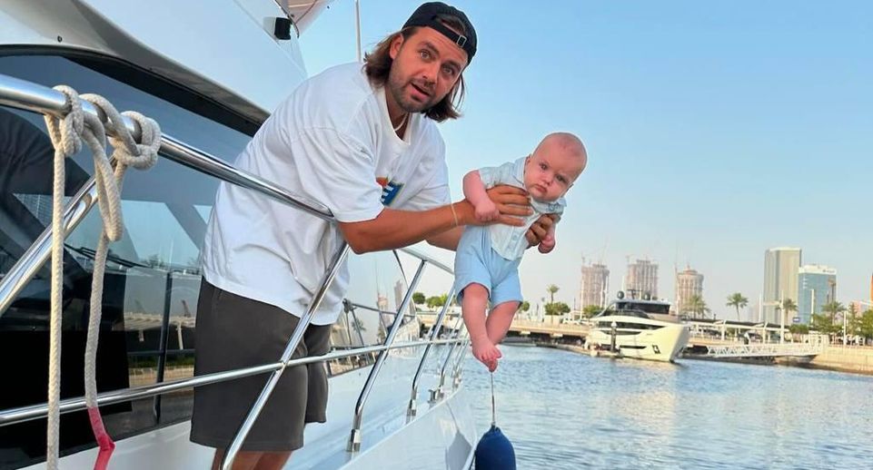 Блогер Косенко выложил фото, на котором держит сына над открытой водой