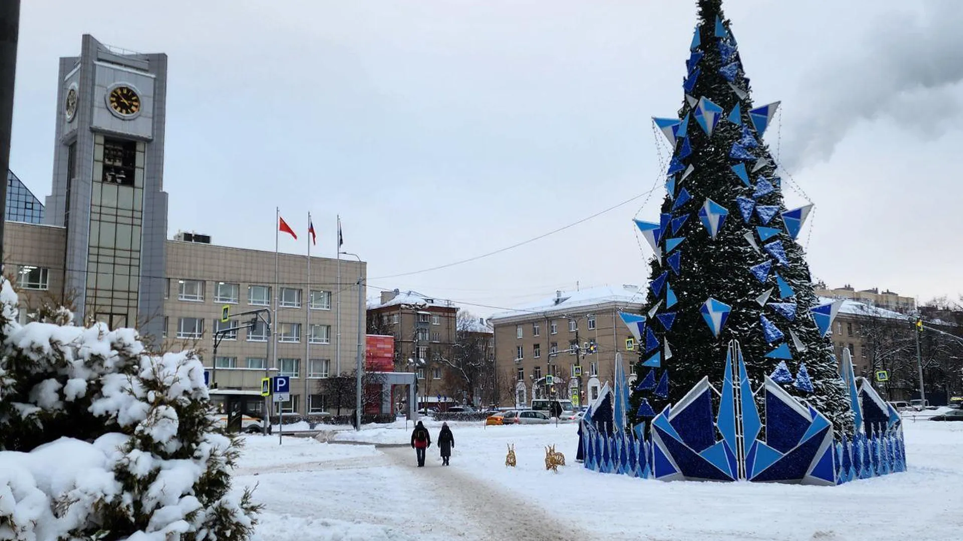 На центральной площади подмосковных Мытищ установили новогоднюю елку