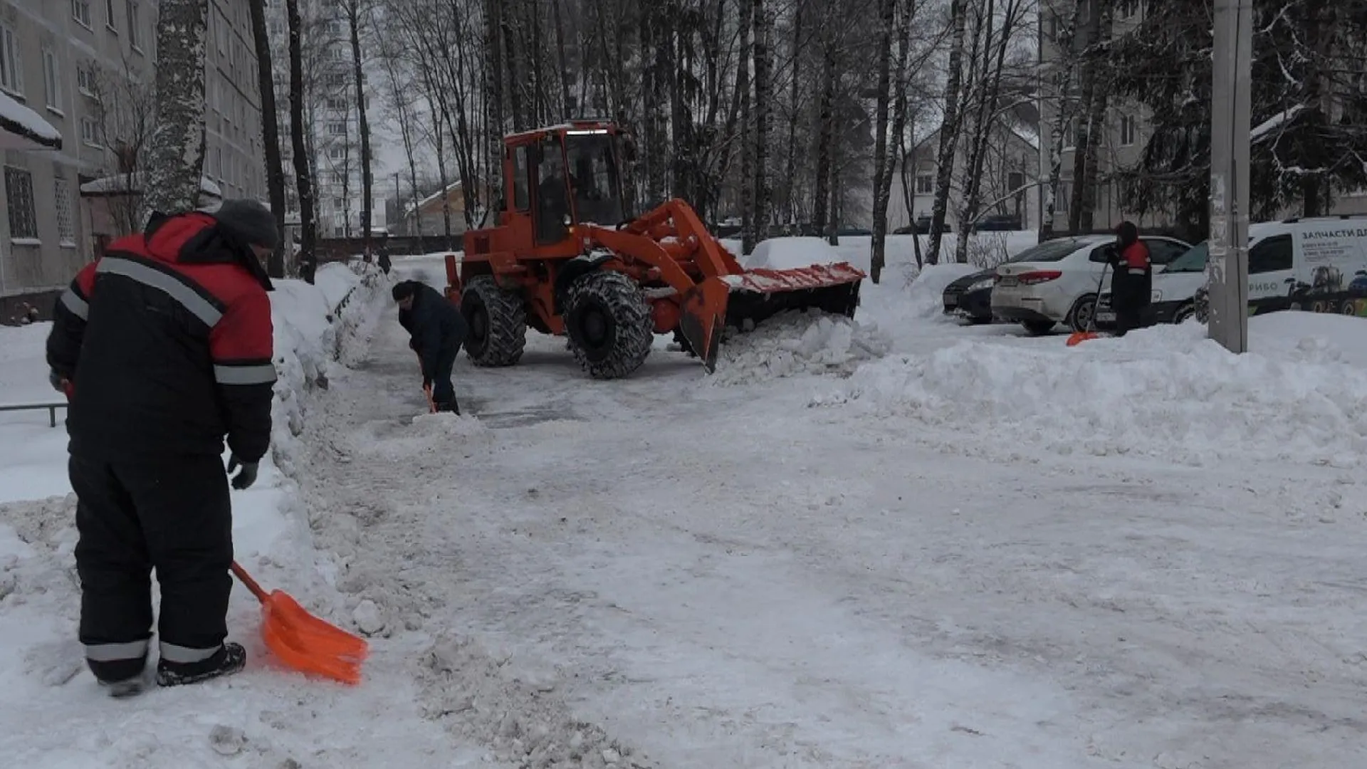 Коммунальные службы расчистили от снега территориальные управления в Солнечногорске