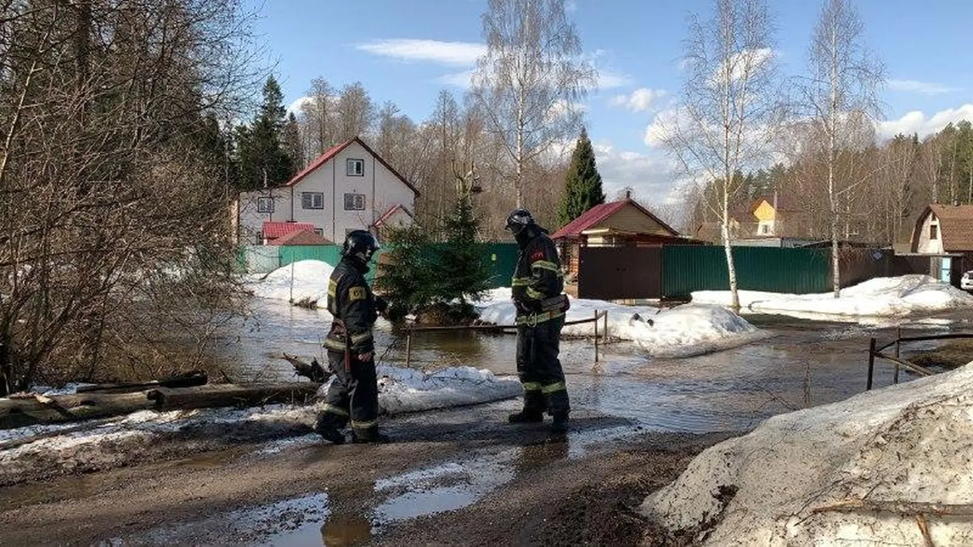 Дежурство спасателей организовали в подтопленных СНТ Красногорска и Лосино-Петровского