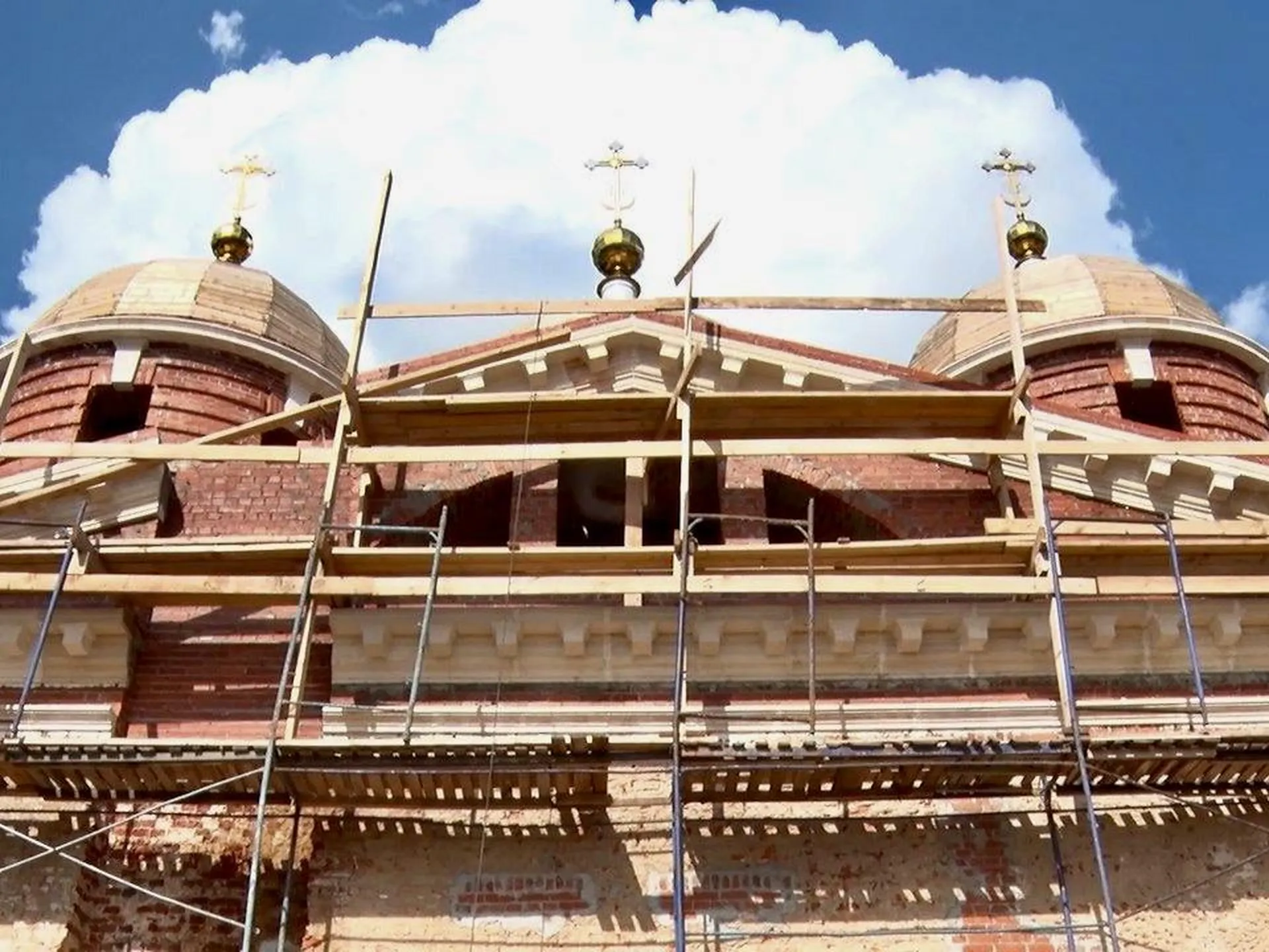 Фасад Троицкого собора в Клину начали украшать белокаменными элементами