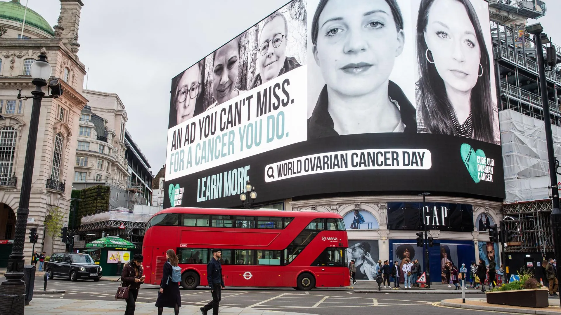 Социальная реклама на улицах Лондона, предупреждающая об опасности игнорирования рака яичников. Фото: Mark Thomas / Parsons Media