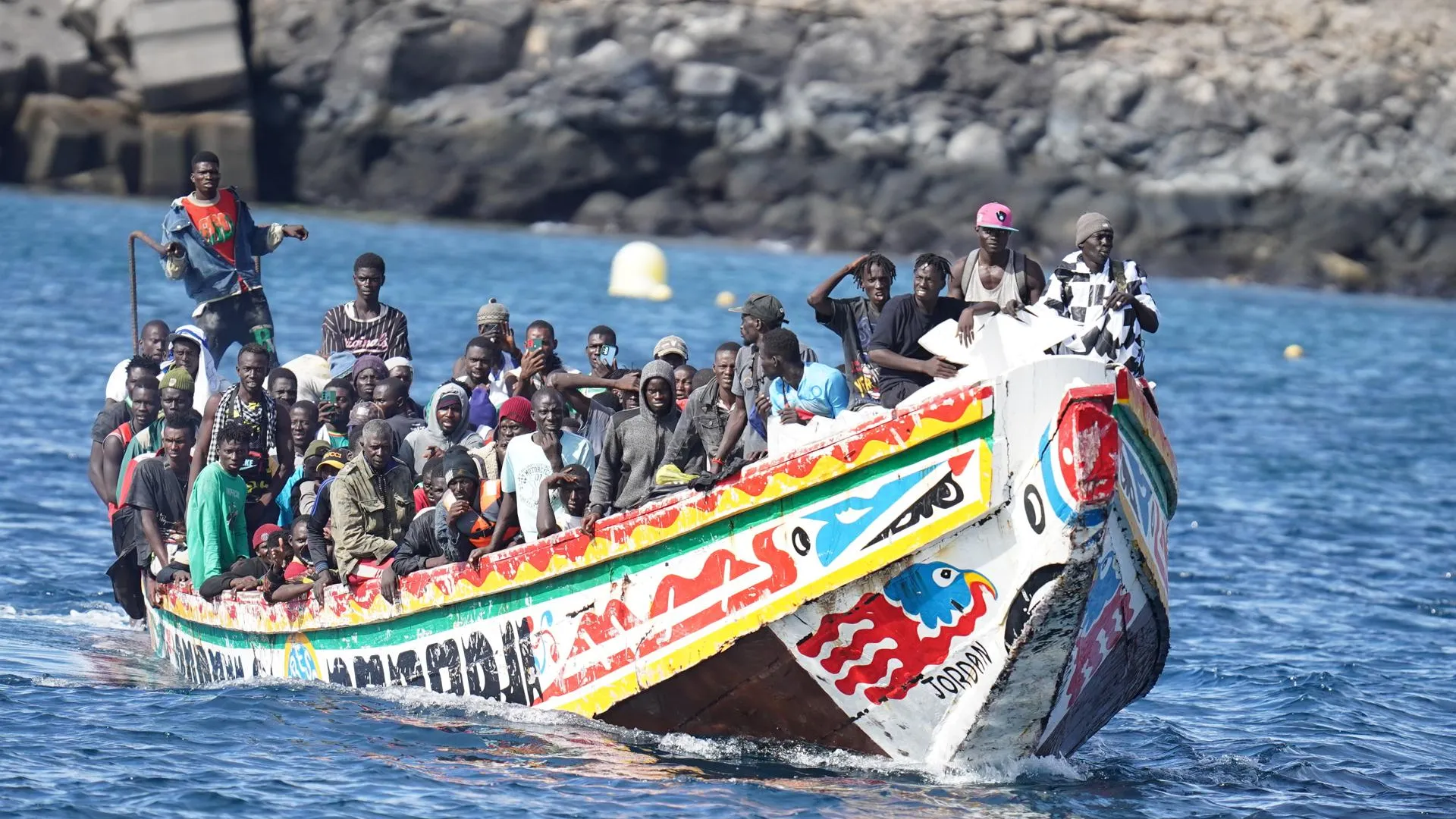 Мигранты прибывают из Африки на испанский остров Тенерифе / H.Bilbao / Keystone Press Agency