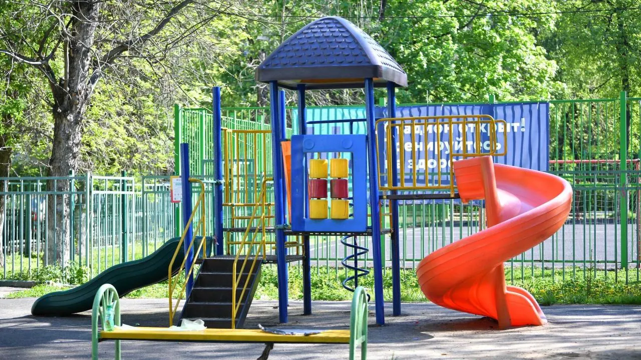 Десять детских площадок установили в Химках