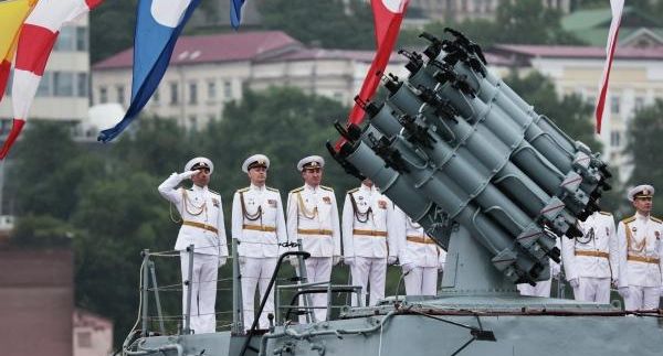 Путин в Петербурге поздравил моряков с Днем ВМФ