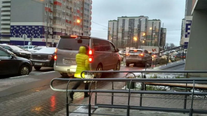 Водители превратили тротуар в проезжую часть в Красногорске