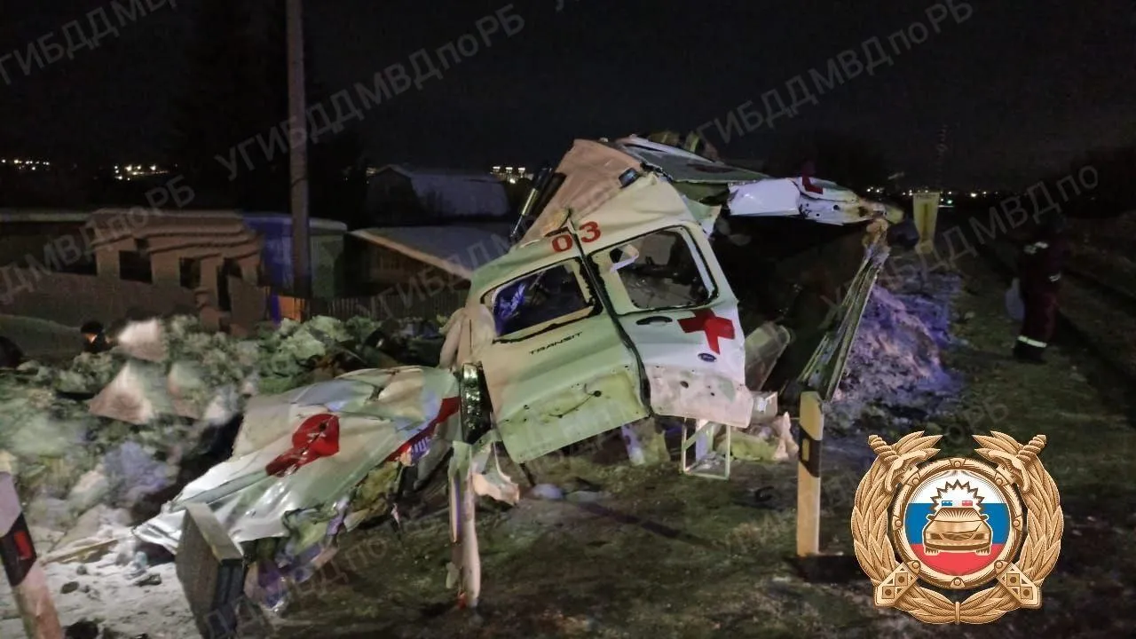 Поезд в Башкирии смял выехавшую на пути машину скорой помощи | 360°