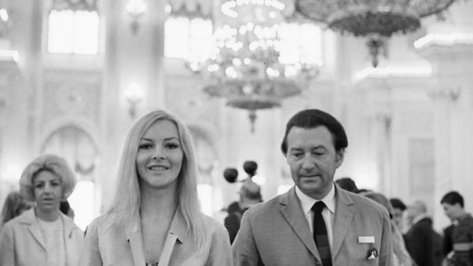 Барбара Брыльска и актер В. Глинский во время приема в Георгиевском зале Кремля. VI Московский международный кинофестиваль (7–22 июля 1969 года)