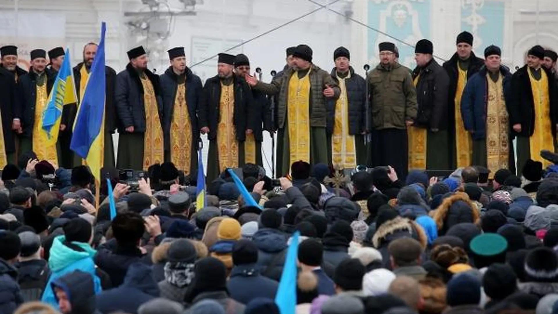 Священнослужители и верующие на «объединительном соборе» на Софийской площади в Киеве