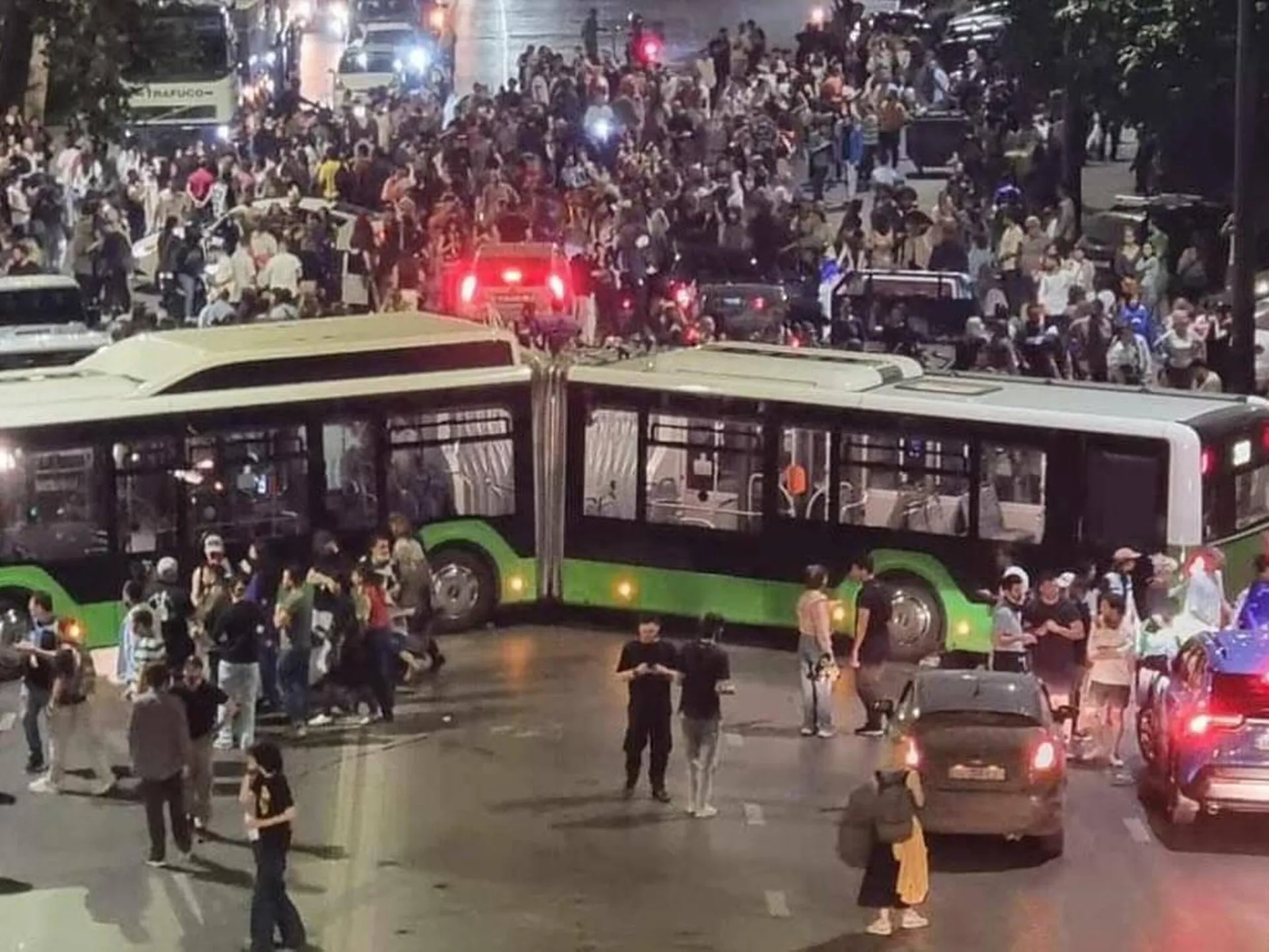 Тбилиси лихорадит: толпа протестантов опрокидывает автобусы и воздвигает баррикады