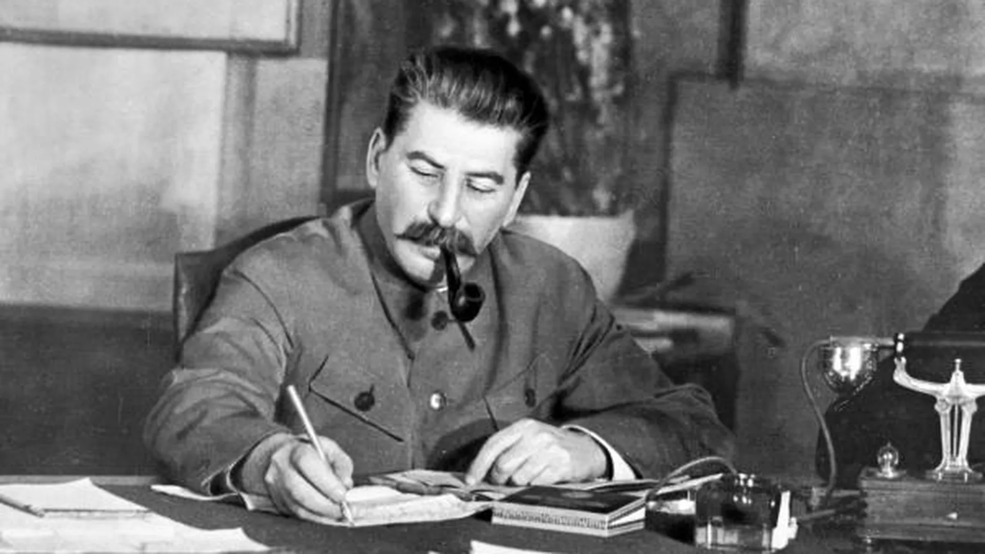 Иосифа Сталина включили в тройку самых популярных лидеров России