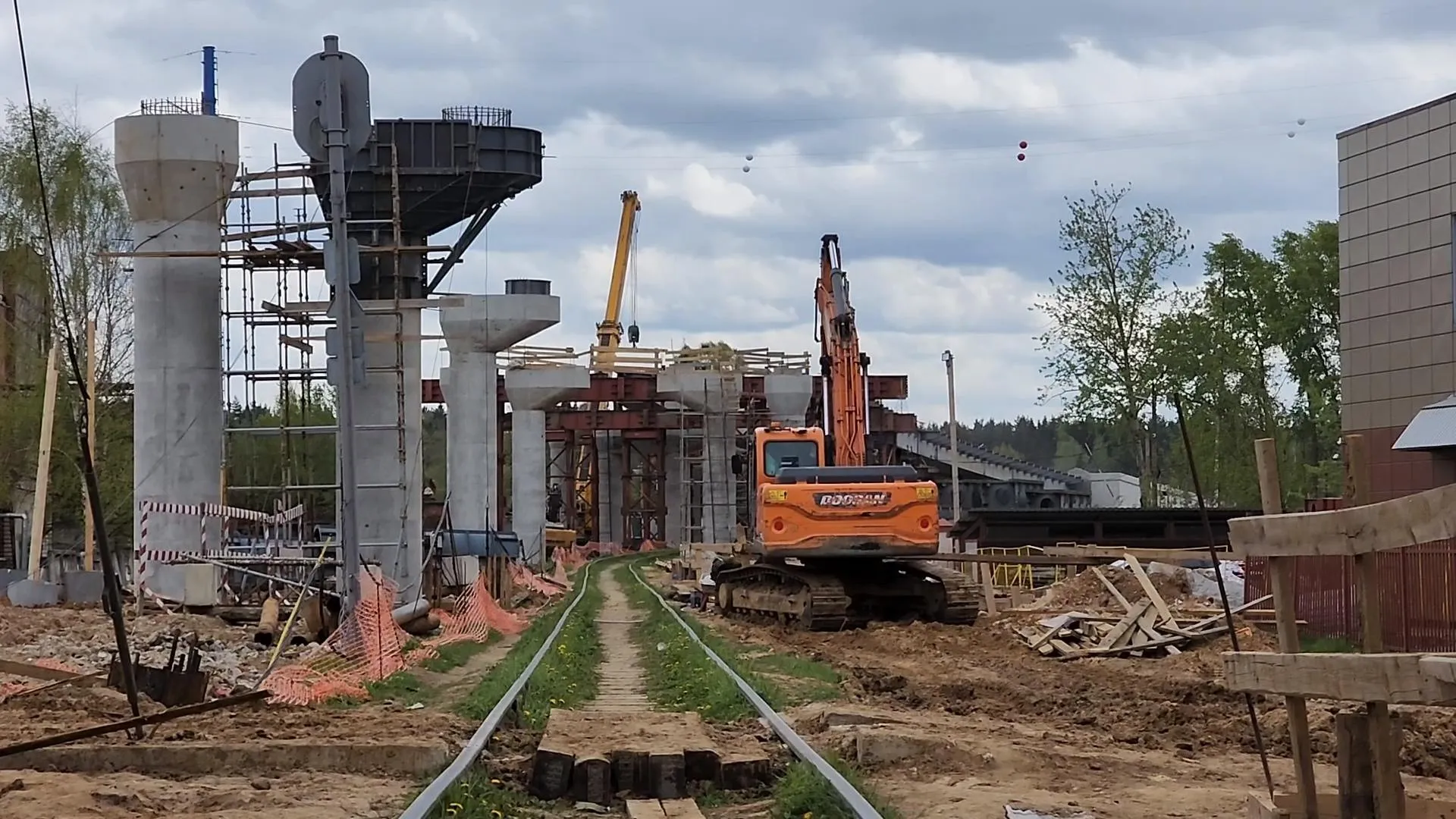 Порядка 350 рабочих привлекли к строительству дороги в Одинцове