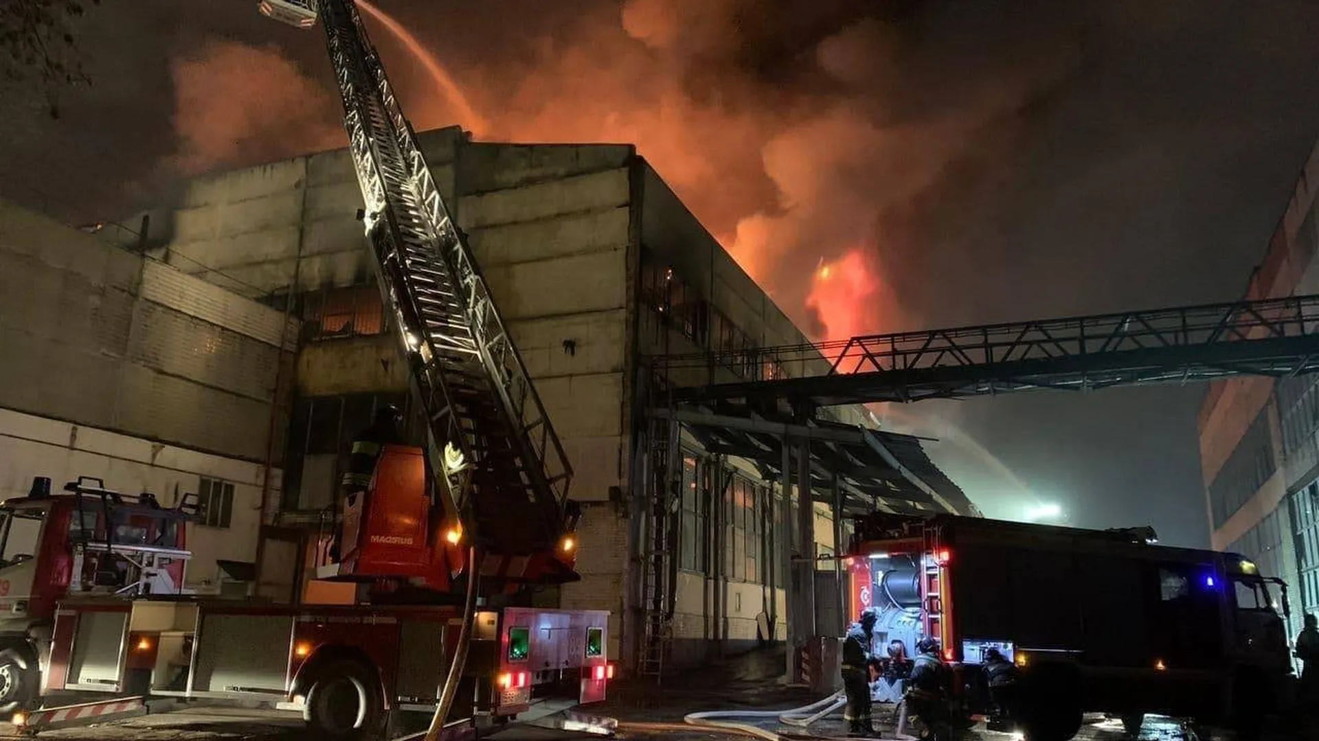 Крыша загоревшегося в Москве склада рухнула. Видео
