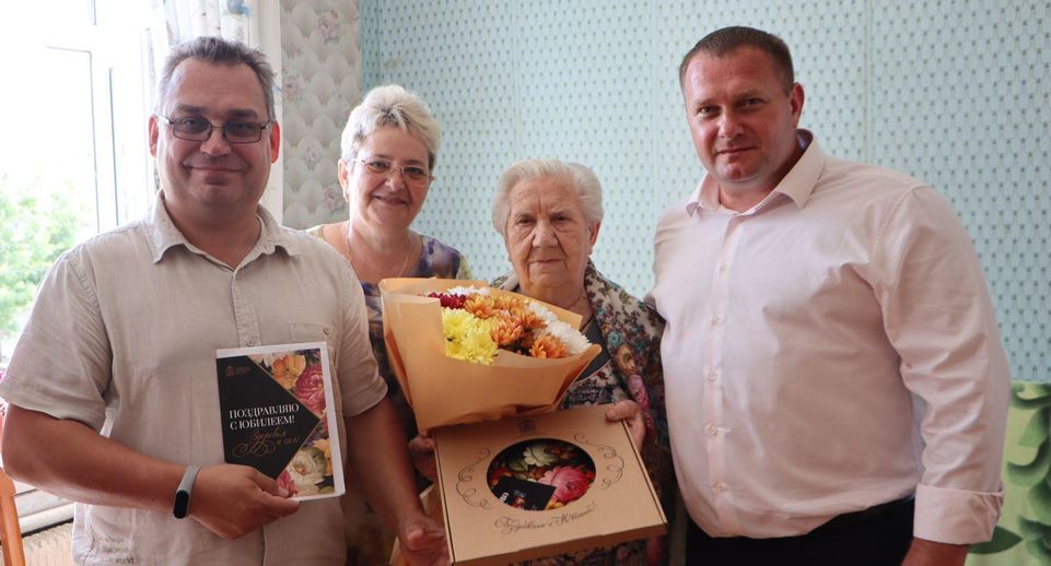 Главврач Зарайской больницы Николай Макаров поздравил с юбилеем ветеранов