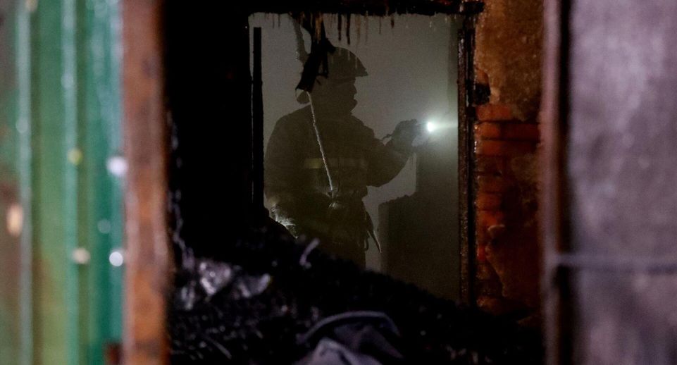 Спасатели Астаны эвакуировали из горящего небоскреба восемь человек