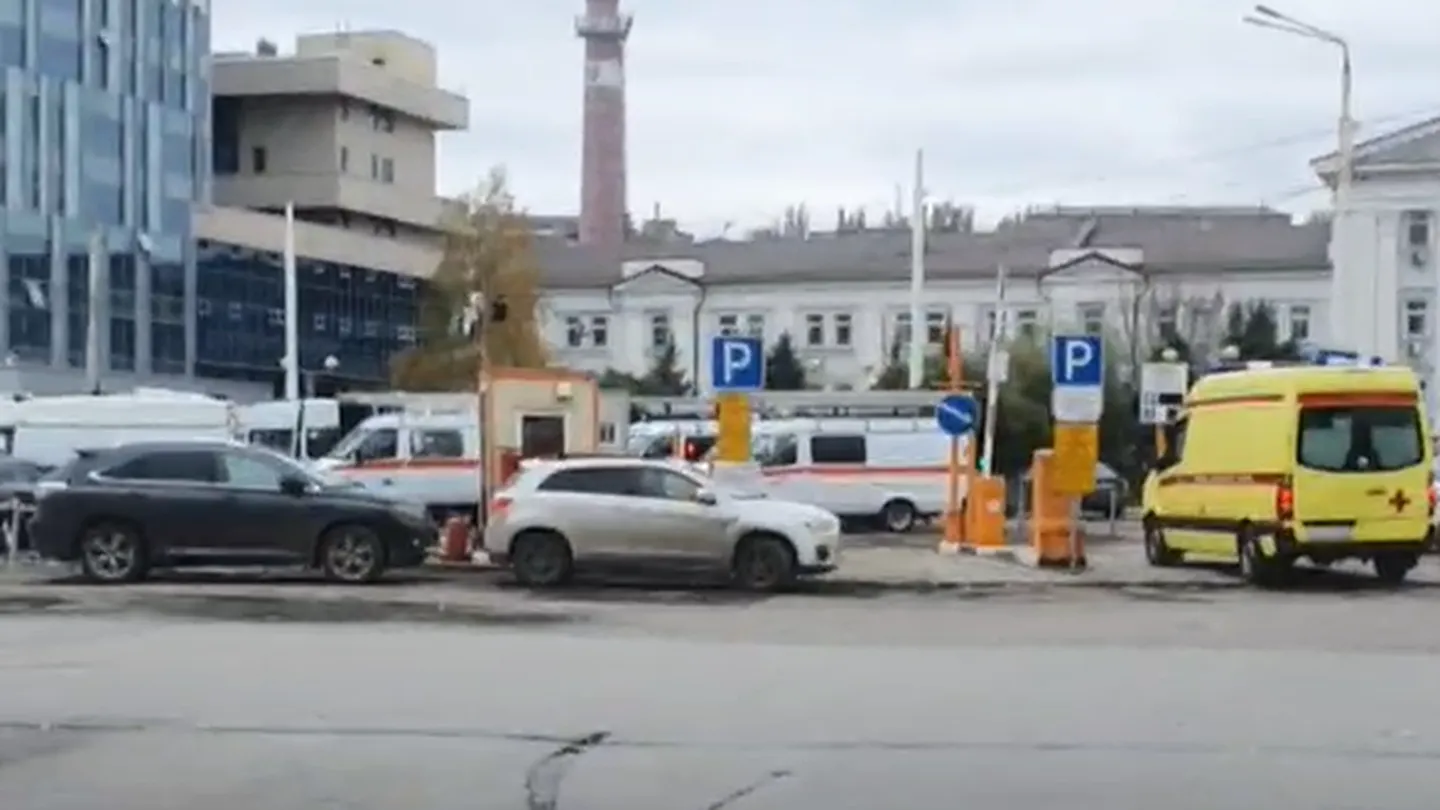 Стоянка ростов главный. Вокзал ростов-на-дону. Стоянка ростов главный. Машина отъезжает от отеля. Парковка на жд вокзале ростов на дону.