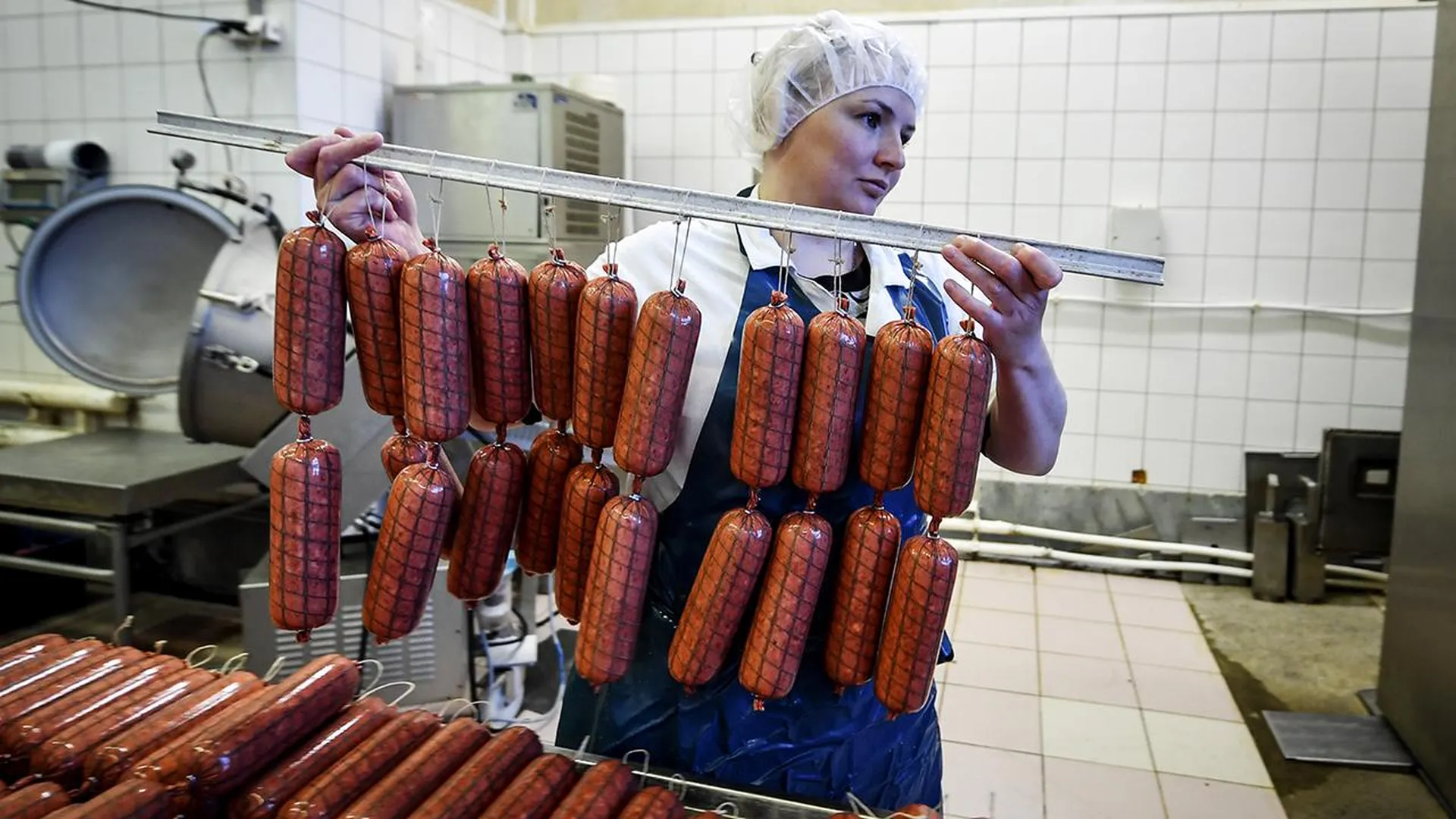 «Мы стараемся удивлять»: какими необычными добавками завлекают нас производители колбасы из Подмосковья