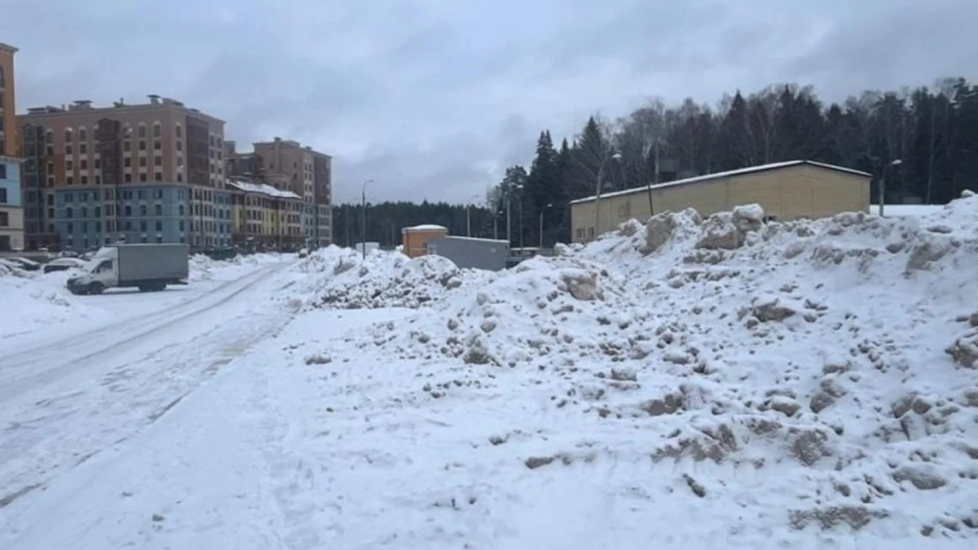 Красногорские коммунальщики получили предостережение за незаконное размещение снега